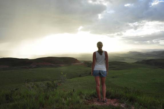 Admirando uma mágica mistura de sol e chuva no céu de fim de tarde da Gran Sabana, na Venezuela